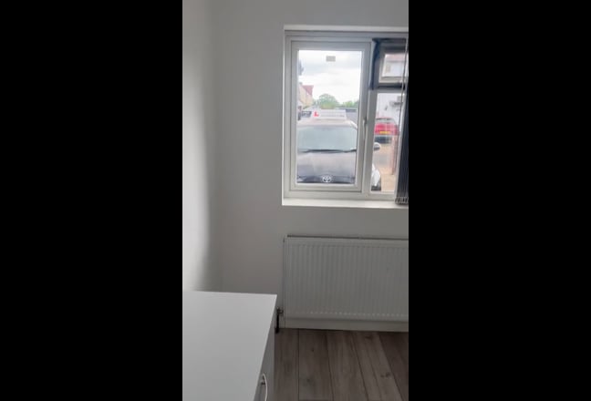 Single Room with Private bath by Hayes Station  Main Photo
