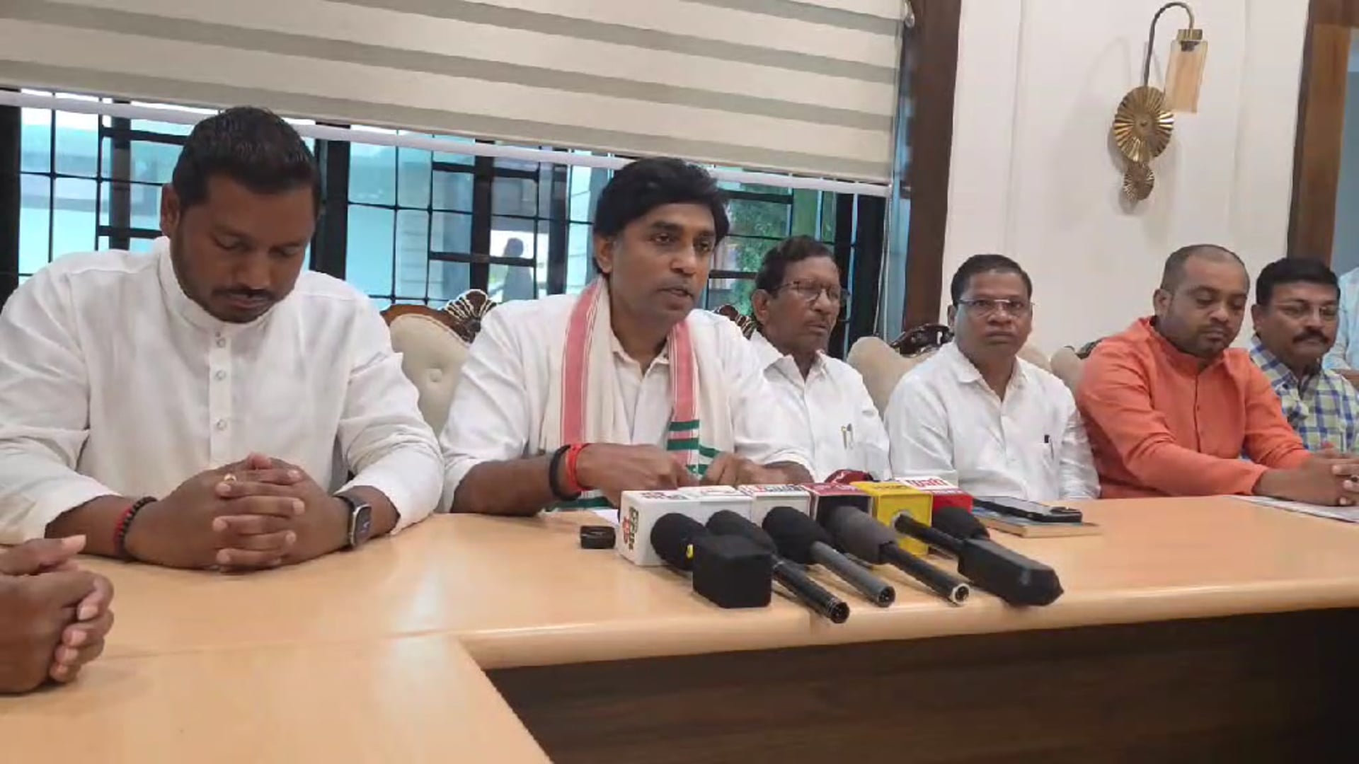 अखील भारतीय राष्ट्रीय कॉग्रेस आदिवासी सेल चे राष्ट्रीय अध्यक्ष डॉ विक्रांत भुरीया यांची पत्रकार परिषद गडचिरोली