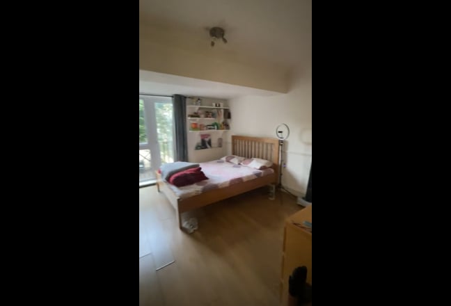 Spacious room with balcony W6 Hammersmith Sublet Main Photo
