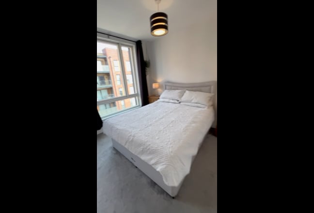 Large King-Size Bedroom + En-suite (Bills Inc) Main Photo