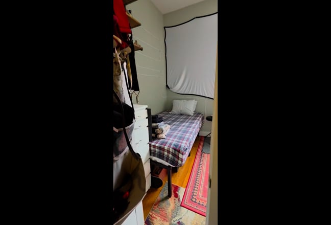 SUBLET 8/27 - 8/31 Furnished room Main Photo