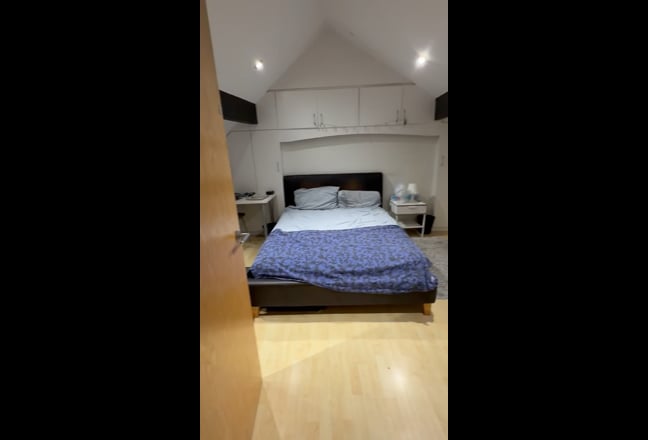 Studio Bedroom Room with ensuite in Luxury Flat  Main Photo