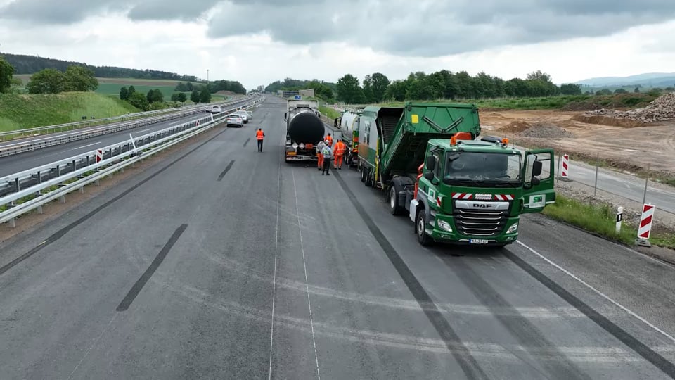 STM LKW's auf einer frisch asphaltierten Straße