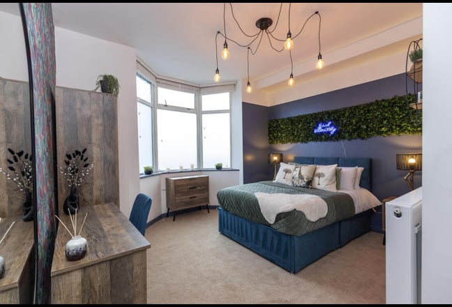 ✨Furnished En-suite Rooms Available July/August✨ Main Photo