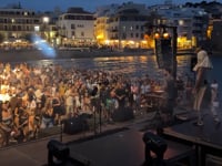 La dansa i el techno gregorià  tanquen el Portalblau a la Riba