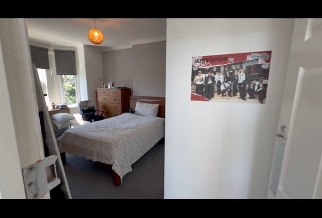 Large Double rm en-suite off road Parking  Main Photo