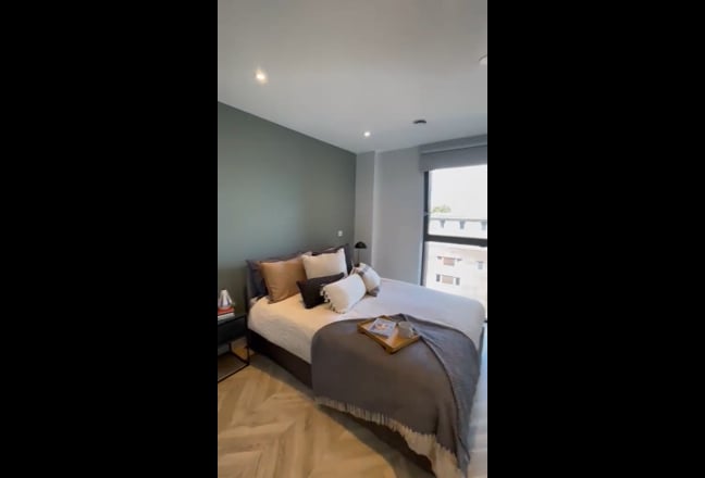 En-suite room in a Modern 2 bed apartment Main Photo