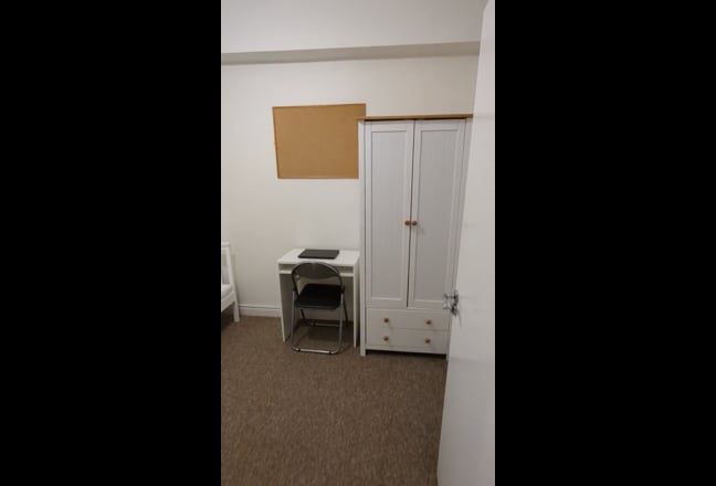 Modern & clean 3 bed house. 5 mins walk to centre Main Photo