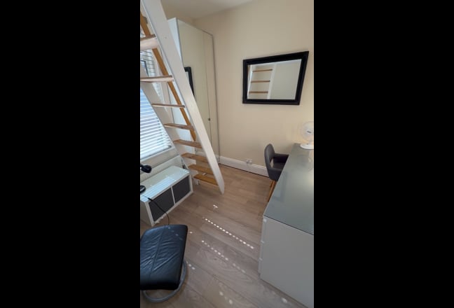 Double room with  mezzanine bed  &pound;500 inc bills Main Photo