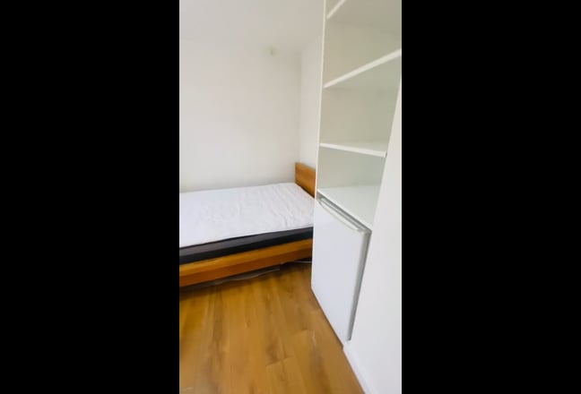 Double room 2 minutes walk from Ealing Broadway  Main Photo