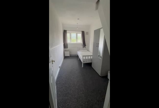 Single & King size room available in Barking, IG11 Main Photo