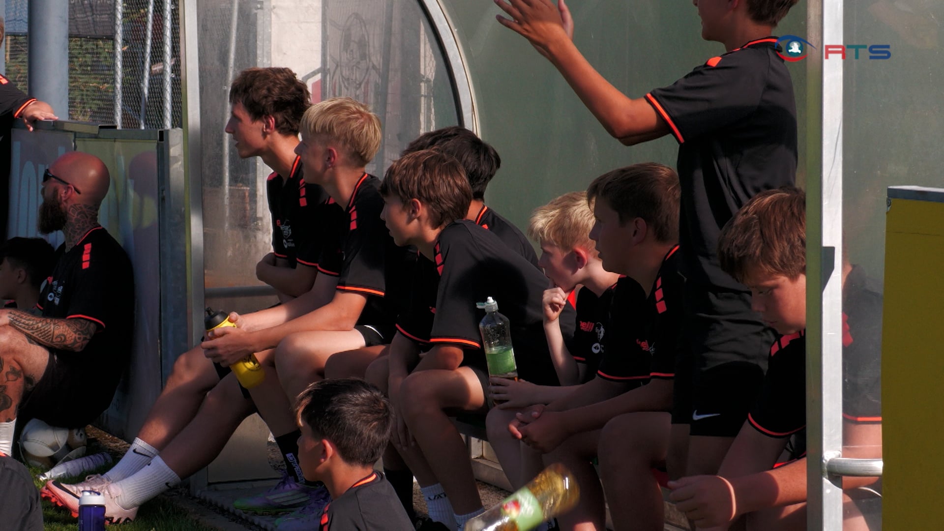 promiturnier-kids-der-soccer-academy-triumphieren-gegen-promis