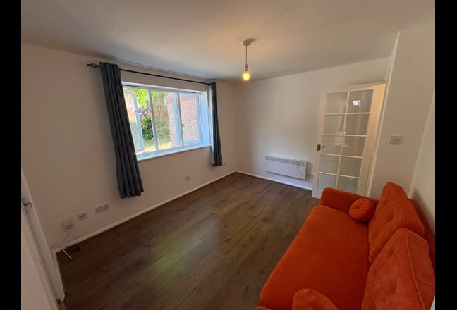 Ground Floor 1 Bed Flat, Furnished & New Decorated Main Photo