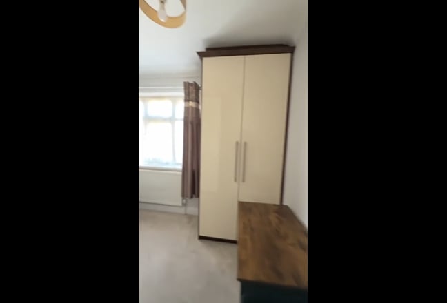 Large ensuite room available now in Barking IG11 Main Photo