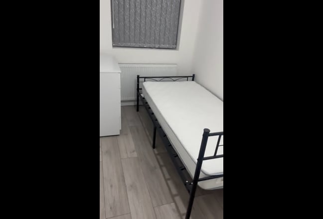 Single Room with Private bath by Hayes Station  Main Photo
