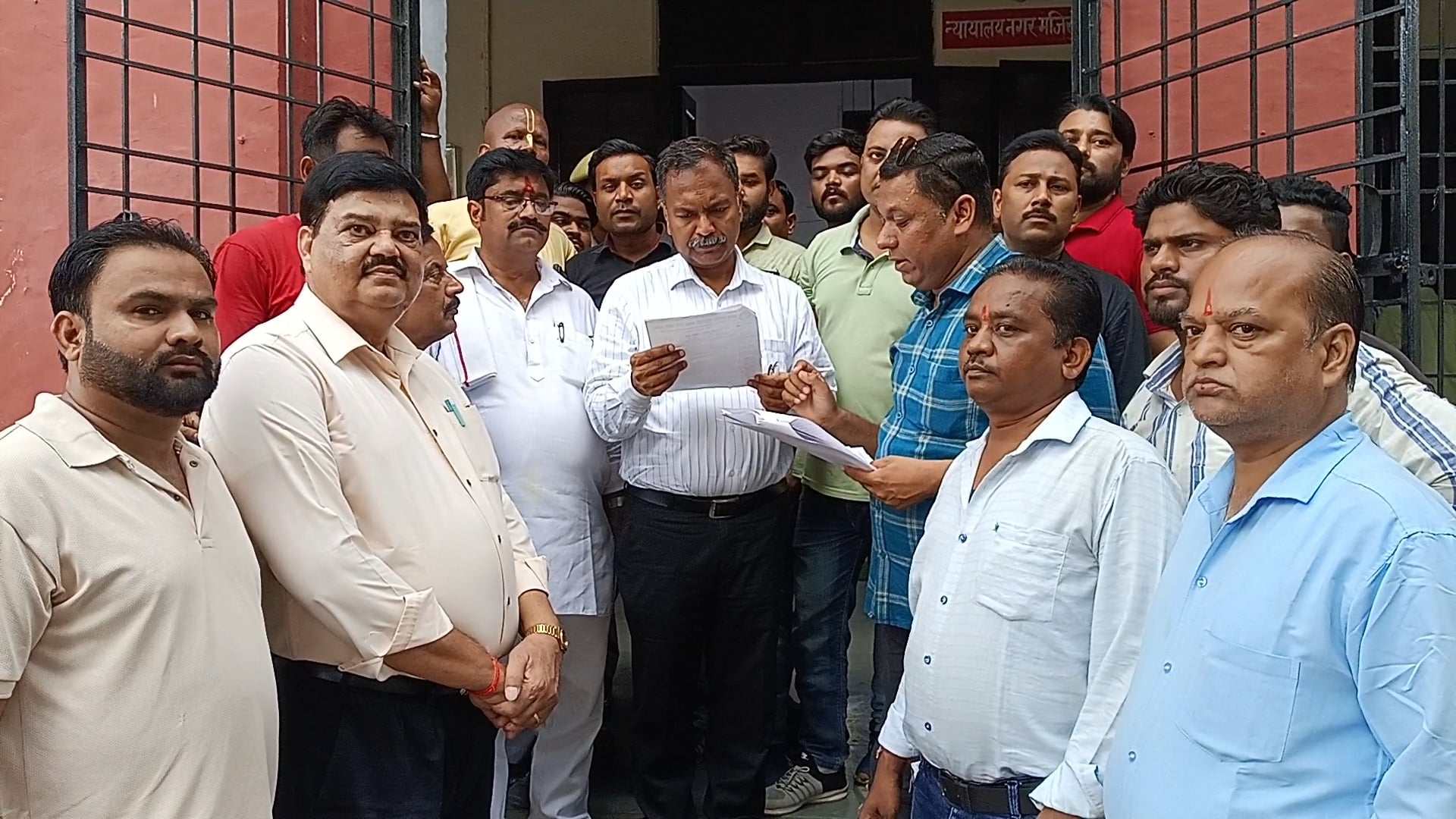 उद्योग व्यापार मंडल के अध्यक्ष ने सलाउद्दीन कलेक्टर राष्ट्रपति के लिए दिया ज्ञापन शाहजहांपुर
