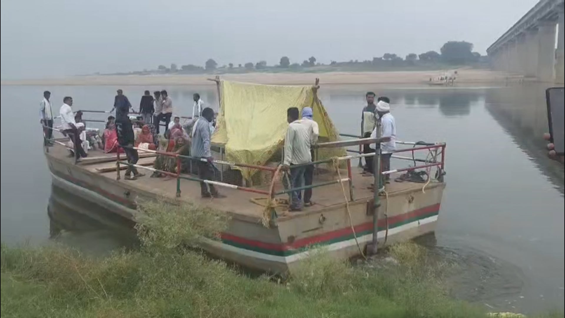 पिनाहट।मानवाधिकार सहायता संघ एवं व्यापारियों के धरना-प्रदर्शन की चेतावनी के बाद जगा प्रशासन, शुरू हुआ स्टीमर संचालन