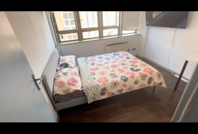 Fully Furnished Room for Rent - Lawrence  Main Photo
