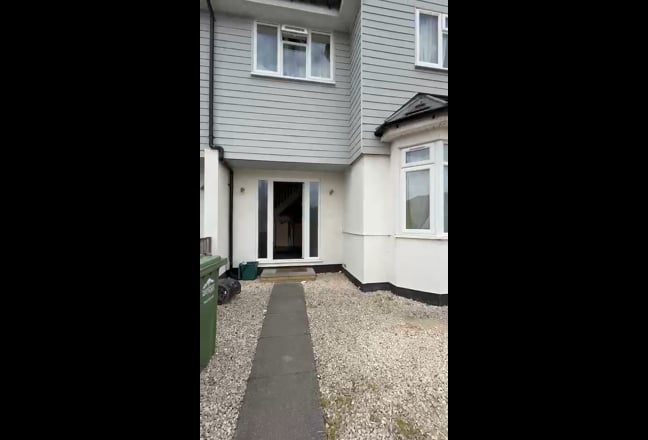 Modern Ensuite Loft room in lovely house share Main Photo