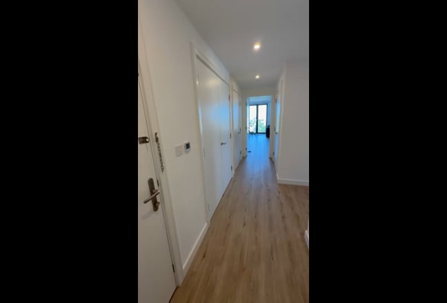  Modern 2Bed/2Bath Next to Tube|25 Mins to Central Main Photo