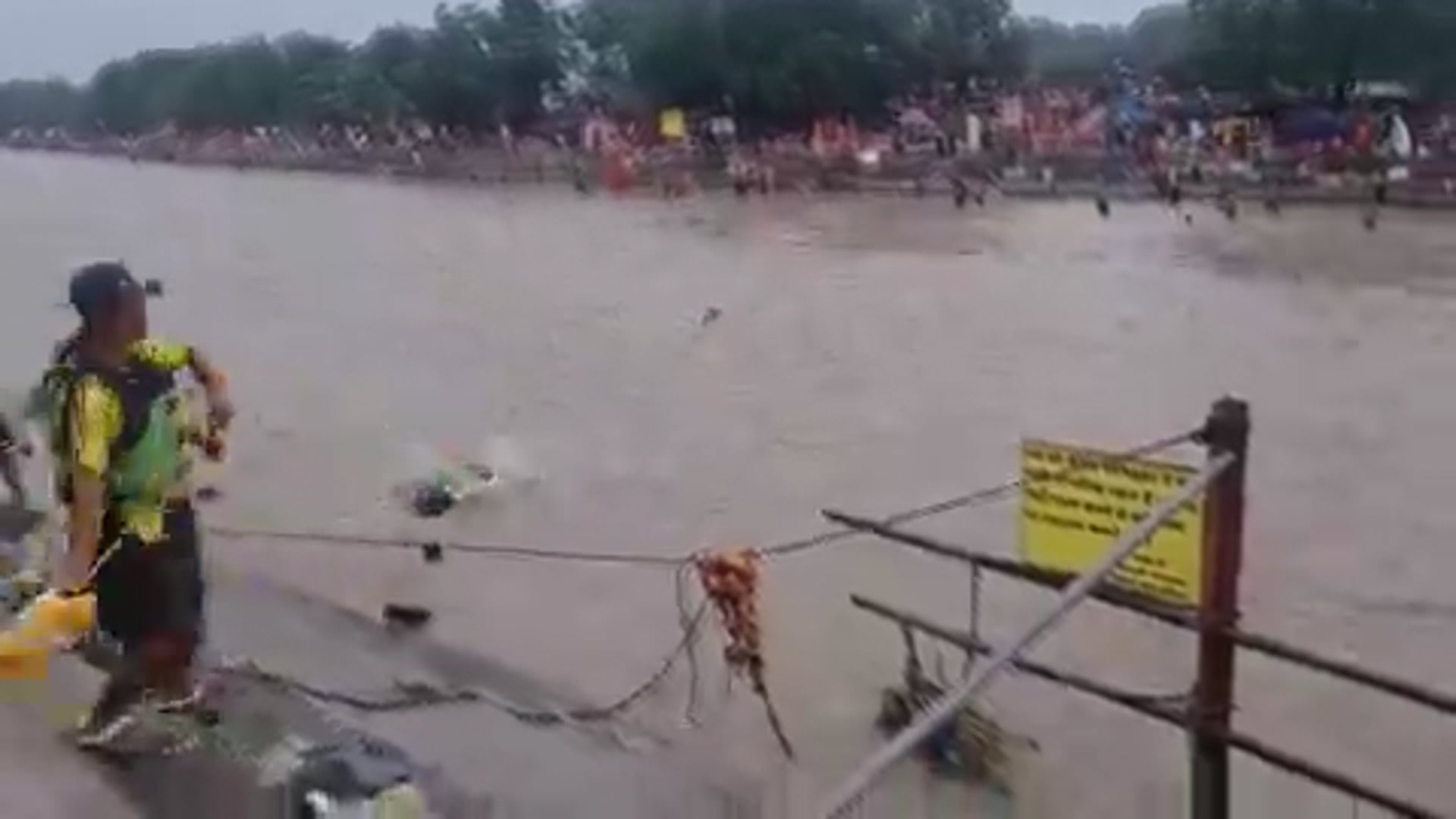नोएडा (उ.प्र) निवासी शिवभक्त हरिद्वार स्थित कांगड़ा घाट पर नहाने के दौरान गंगा के तेज बहाव में बहने लगा

इसी दौरान वहां मौजूद UttarakhandPolice SDRF जवान ने तत्काल गंगा में कूदकर कड़ी मशक्कत के बाद युवक को सकुशल बचा लिया।