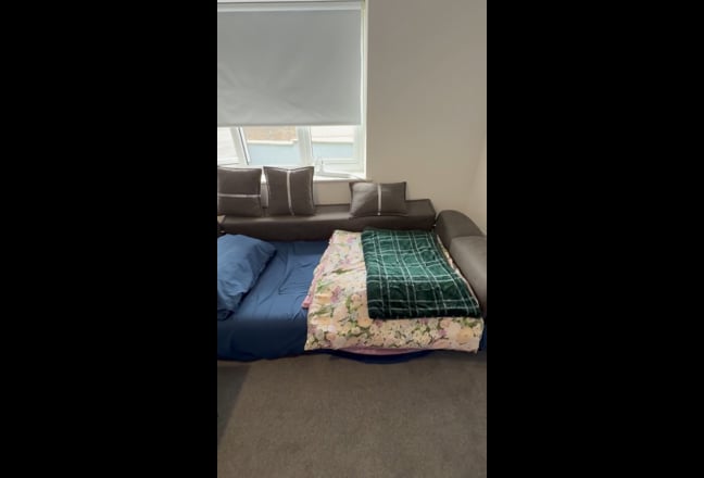 Furnished spacious bedroom Main Photo