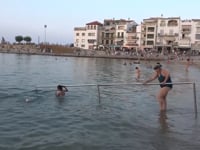 Reparen la barana d'accés a la zona de bany de la Platja després que quedés malmesa