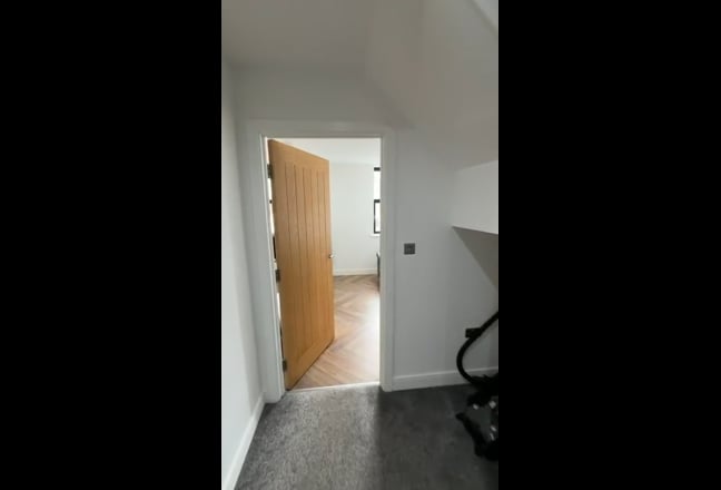 Modern Double Room | Private Bathroom | Bills Inc  Main Photo