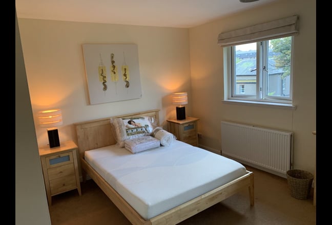 Large en-suite bedroom in spacious beachfront flat Main Photo