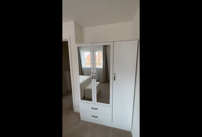 Large En-suite - West hill park care home and KGH Main Photo