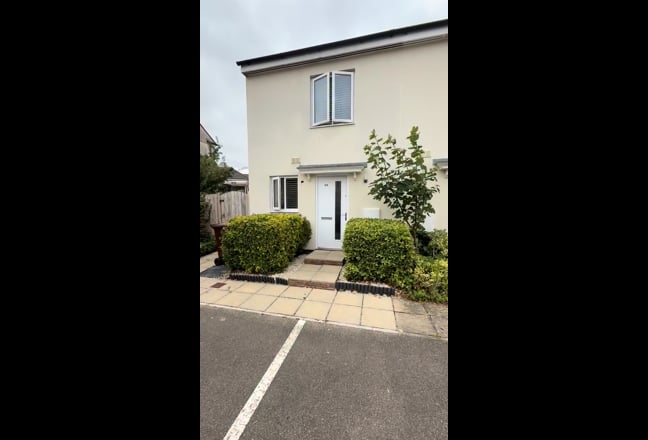 Furnished double room in quiet close with parking Main Photo