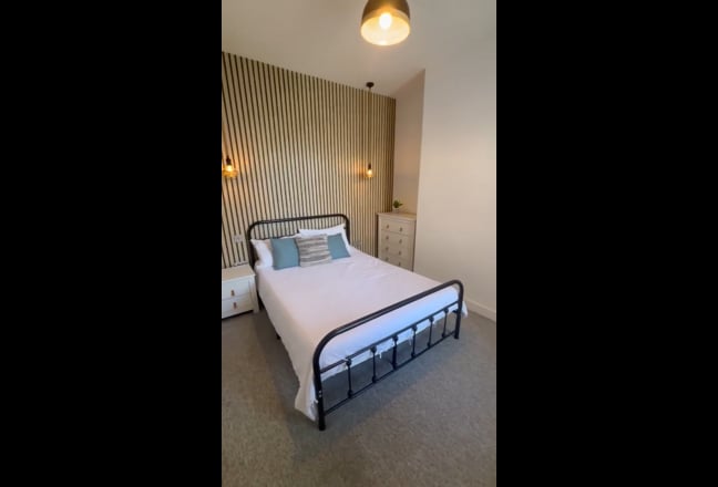 Bright Ensuite Double Room Near Town Centre Main Photo