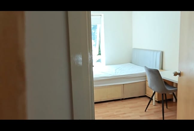 Furnished 1 bedroom in a 2 bedroom flat, LS6 area Main Photo