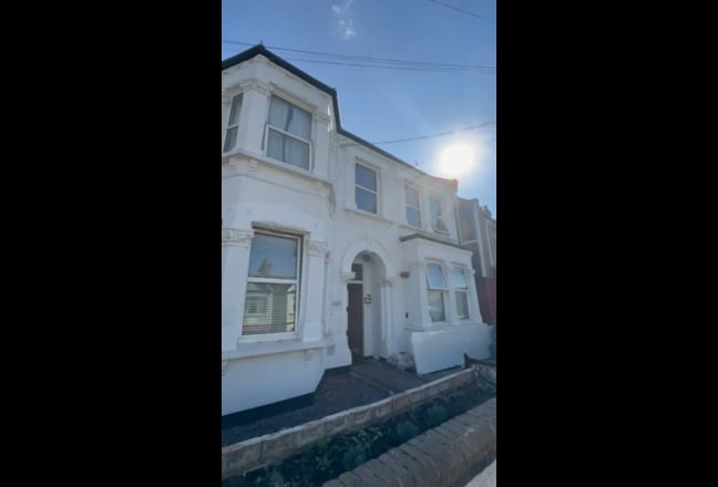 Light, airy, 4 bed flat with garden Main Photo