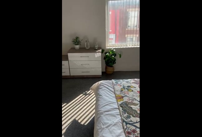 Bright & Large Double Rooms  Main Photo