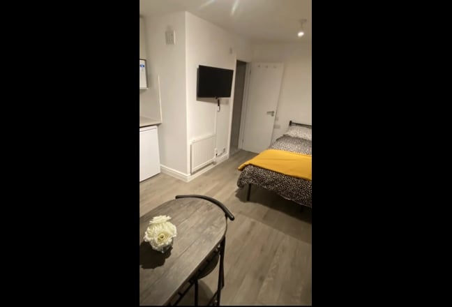 Private STUDIO Flat En-suite Kitchen IG3 Goodmayes Main Photo