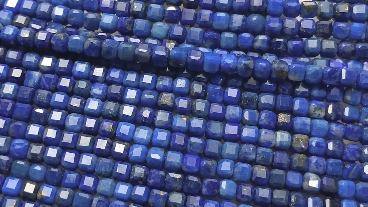 ラピスラズリ AA 極小キューブカット2×2×2mm 1連(約37cm)【素晴らしい