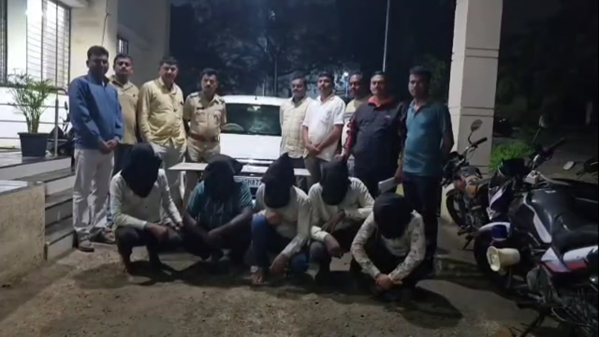 बनावट सोन्याचे बिस्कीट देवून महिलांची फसवणूक करणाऱ्या टोळीचा पर्दाफाश ५ आरोपी अटकेत