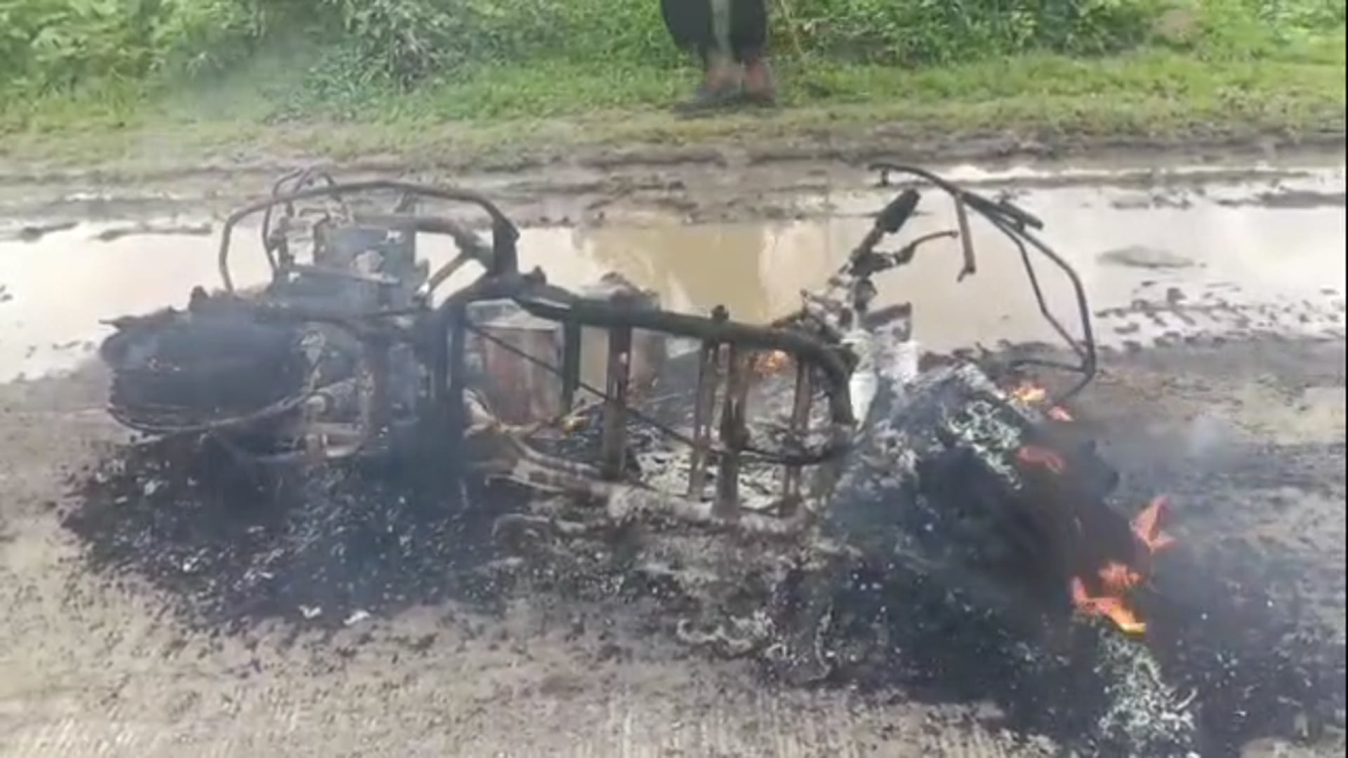 बुधोडा खडी केंद्रा जवळ चार्जिंगच्या स्कुटीने घेतली पेट,स्कुटी जळून खाक