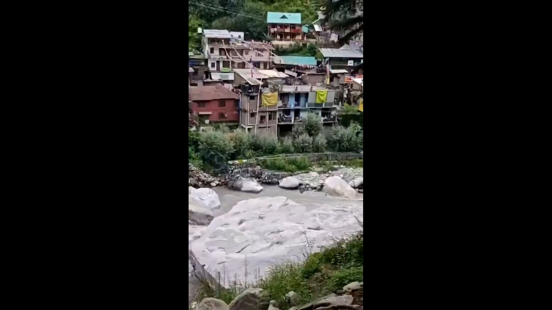 मनाली में पिछले दो दिन से व्यास नदी पर भारी भरकम विशालकाय चट्टान को बारूद से उड़ाने की मश्शकत चल रही थी। यह चट्टान नदी के वेग के अवरोध पैदा कर बाढ़ का कारण बनती थी। आज सफलता पूर्वक तोड़ दिया गया। धमाके के लिए वीडियो अंत तक देखें....