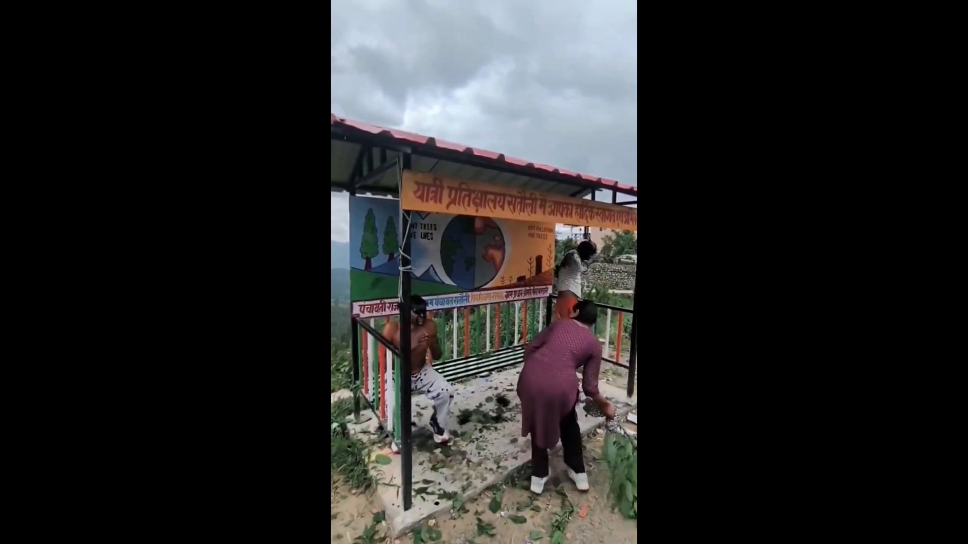नैनीताल- लड़कियों से छेड़छाड़ के आरोप में दो युवकों को ग्रामीणों ने पकड़ा