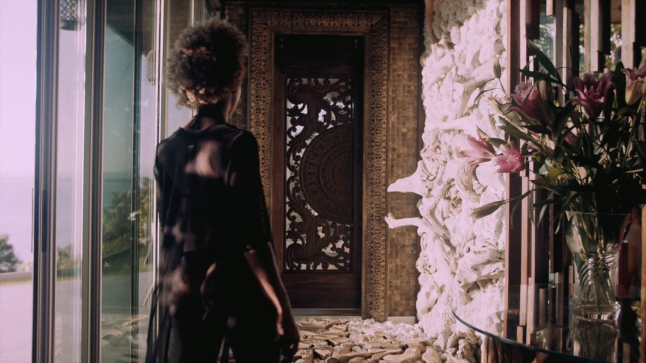 Shanti Spa at Hotel Makanda — walking to the treatment rooms past the carved door