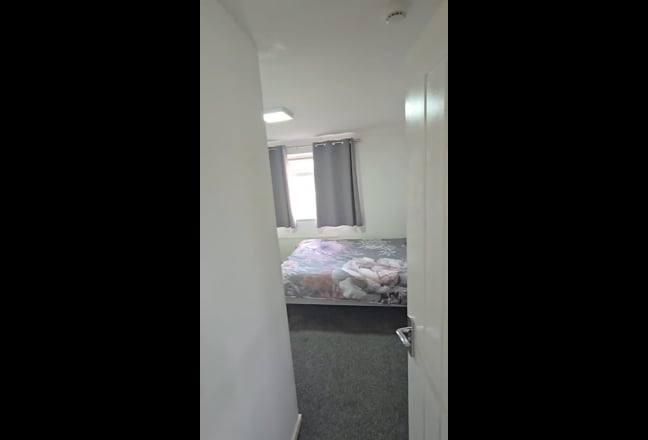 Room available in a newly renovated property Main Photo