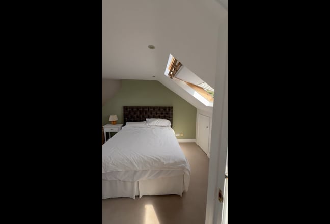 Large Light En-Suite Loft Room with Roof Top Views Main Photo