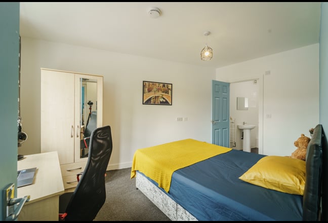 Renovated Large Modern Ensuite Best for Warwick Un Main Photo