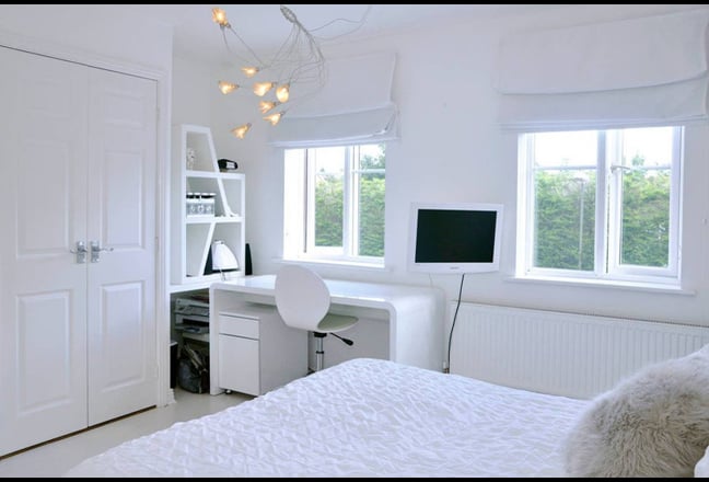  Spacious Townhouse - Hagley -close to station Main Photo