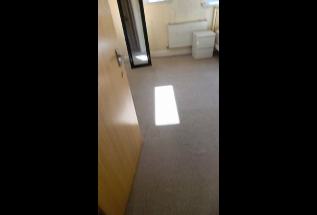 Spacious Double with allocated gated parking  Main Photo