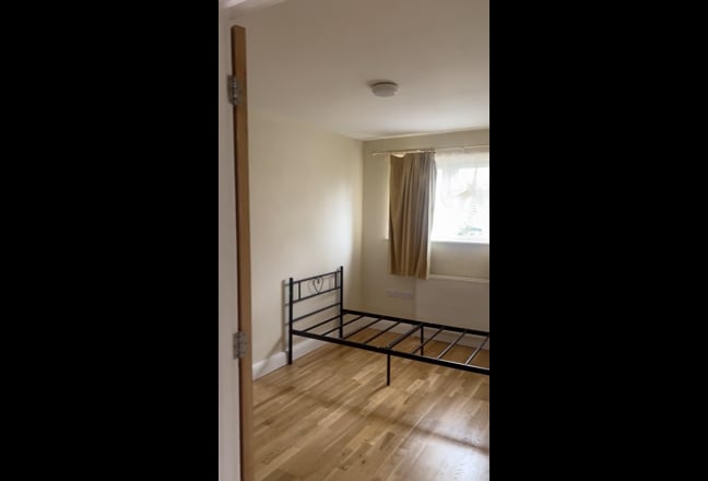 Single bedroom with own toilet in Ruislip Main Photo