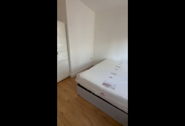 Modern one bed Apartment n Hunslow High Street TW3 Main Photo