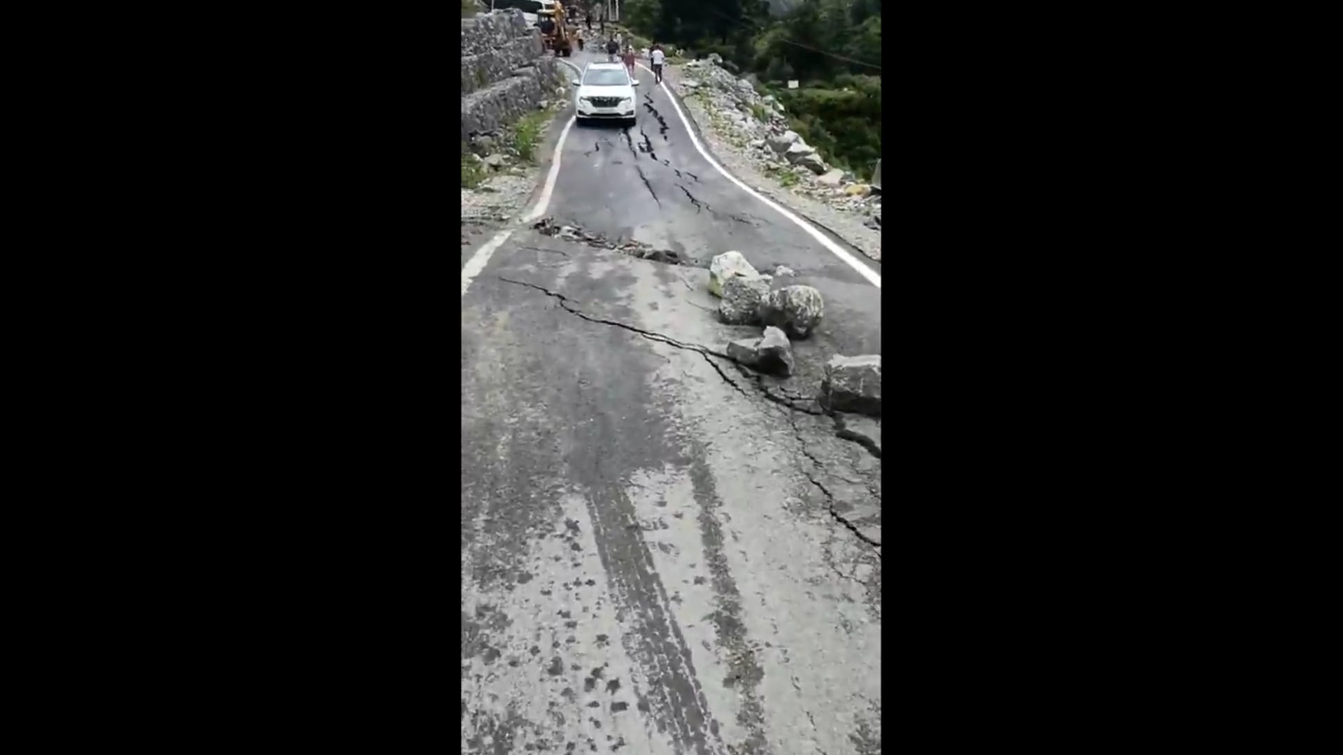 उत्तरकाशी में गंगोत्री राष्ट्रीय राजमार्ग पर भटवाड़ी ब्लॉक के चढ़ेथी से आगे पापड़ गाड़ क्षेत्र में सड़क एक बार फिर धीरे-धीरे धंसने लगी है

करीब 70 मीटर हिस्से में लगातार दरारें बढ़ रही हैं